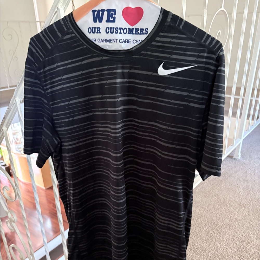 Nike Men's Black and Gray Patterned Tee